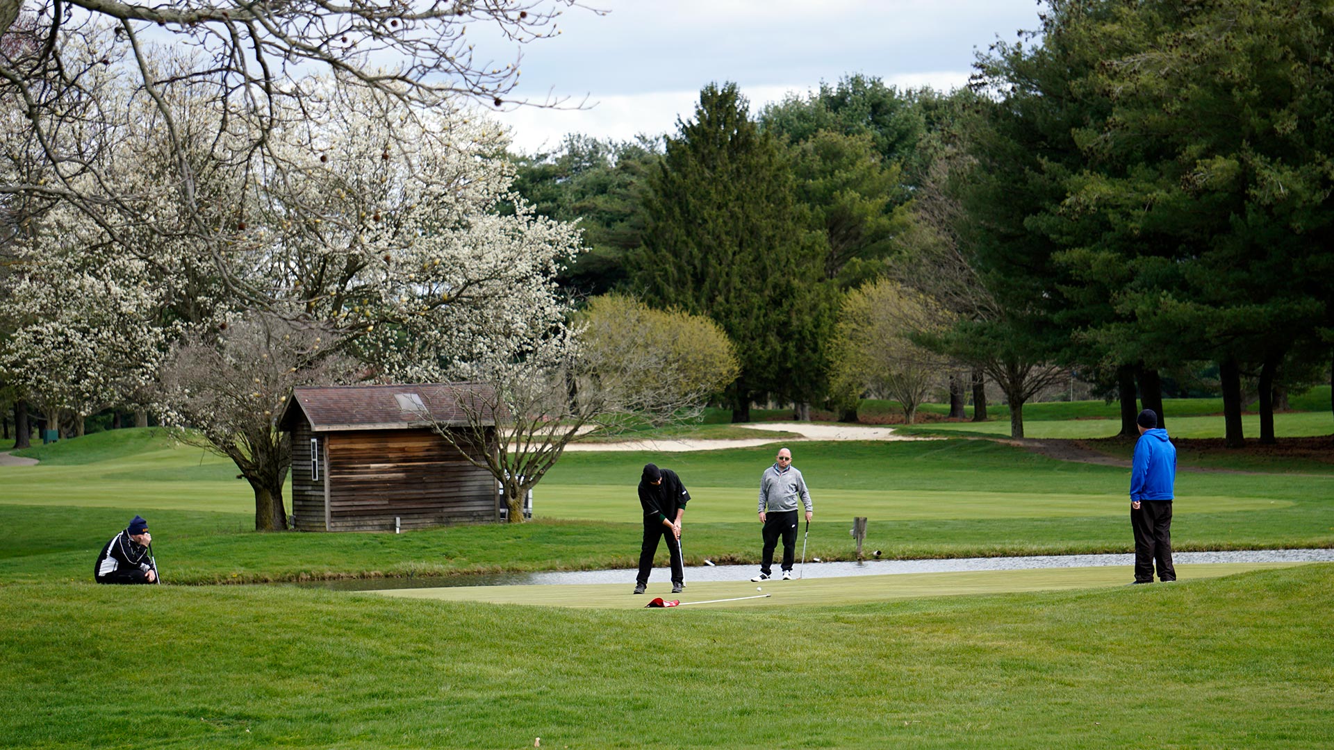 Dave Oates putts at Zoar GC.