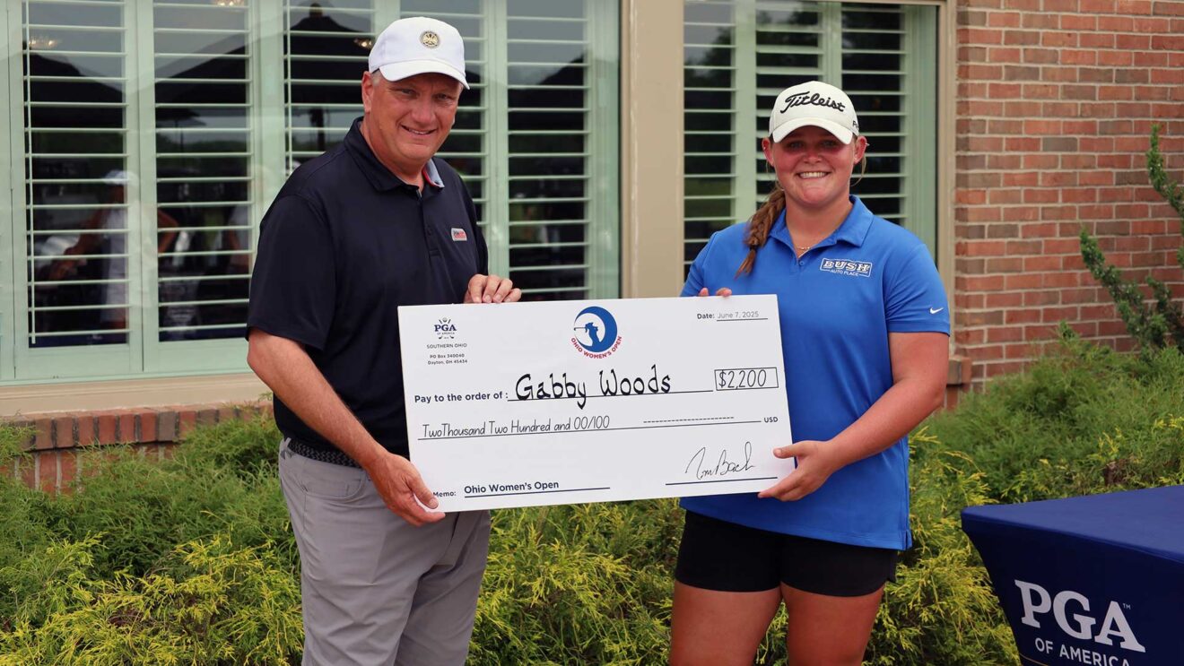 Gabby Woods is presented the 2025 Ohio Women's Open check.